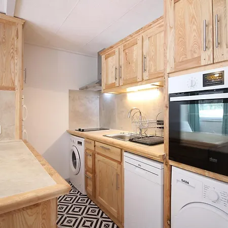 Bel F2 Bis Avec Balcon Et Parking, - Fr-1-415-213 *