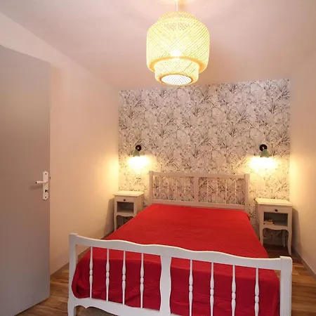 Bel F2 Bis Avec Balcon Et Parking, - Fr-1-415-213 Appartement