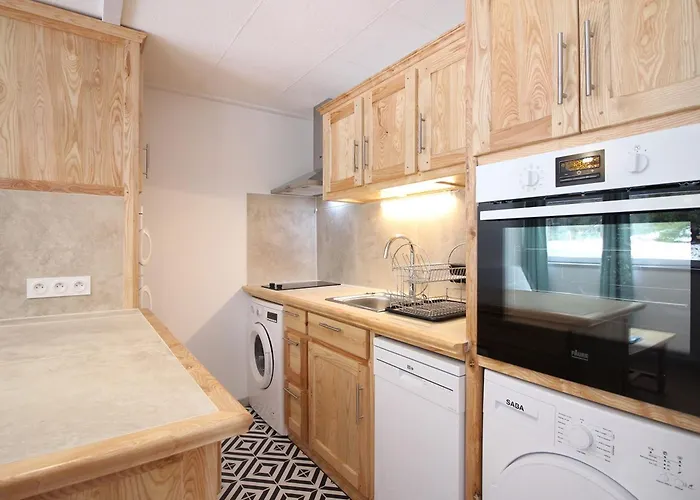 Bel F2 Bis Avec Balcon Et Parking, - Fr-1-415-213 *