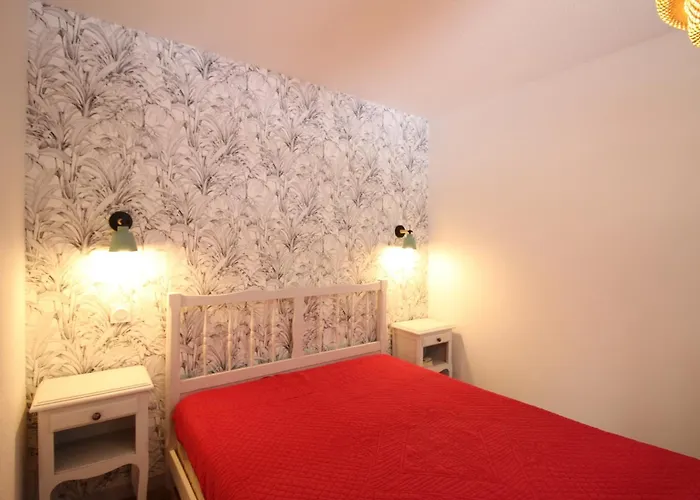 Bel F2 Bis Avec Balcon Et Parking, - Fr-1-415-213